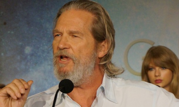 Jeff Bridges (with Taylor Swift behind him) at the New York press conference for "The Giver."  Photo copyright 2014 Brad Balfour.