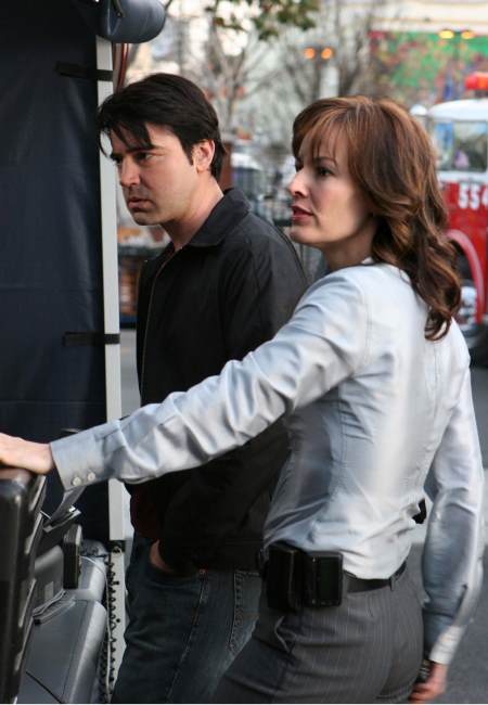 PRIMARY: Matt Flaherty (Ron Livingston, L) and Emily Lehman (Rosemarie DeWitt, R), top-ranked negotiators in the FBI's Crisis Negotiation Unit, work well together until their personal relationship is revealed in the new drama PRIMARY airing this fall on FOX. ©2006 Fox Broadcasting Co. Cr: Michael Becker/FOX.