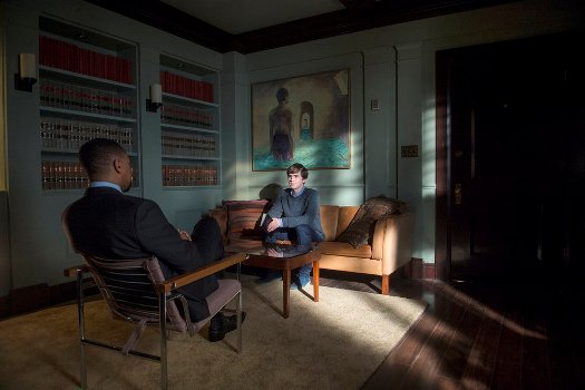 BATES MOTEL -- "Refraction" Episode 405 -- Pictured: (l-r) Damon Gupton as Dr. Gregg Edwards, Freddie Highmore as Norman Bates -- (Photo by: Sergei Bachlakov/Universal Television)