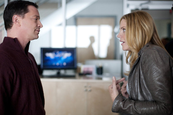IN PLAIN SIGHT -- "The Art of the Steal" Episode 401 -- Pictured: (l-r) Joshua Molina as Peter Alpert, Mary McCormack as Mary Shannon -- Photo by: Cathy Kanavy/USA Network