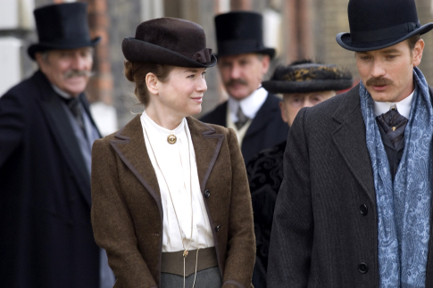 Renee Zellweger and Ewan McGregor star in MISS POTTER.