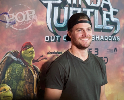 stephen_amell_01_350