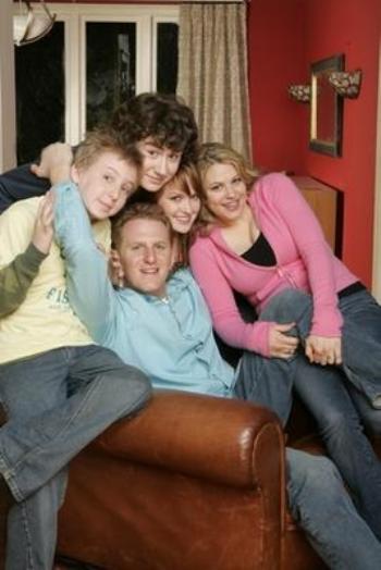 Kyle Sullivan, Dean Collins. Kaylee DeFer. Anita DeFer and Michael Rapaport in "The War at Home"