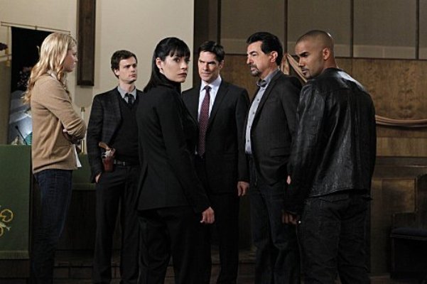Rachel Nichols, Michael Gray Gubler, Paget Brewster, Thomas Gibson, Joe Mantegna and Shemar Moore in "Criminal Minds."