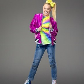 JoJo Siwa, Tisha Campbell Martin and Laura Soltis – Taking One for The J&nbsp;Team