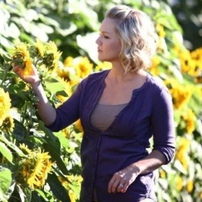 Jennie Garth – Having a Garden&nbsp;Party