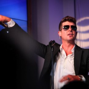 Robin Thicke – AT&T Store Michigan Avenue – Chicago (A PopEntertainment.com Concert Photo&nbsp;Album)